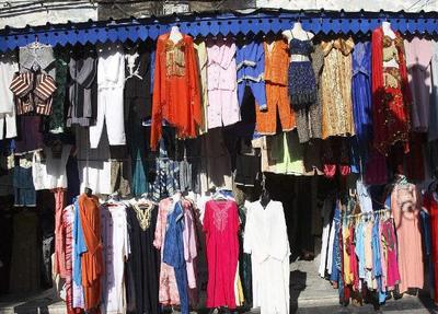 從地?cái)偭闶鄣娇缇尘揞^ 潘永淼的服裝致富之路